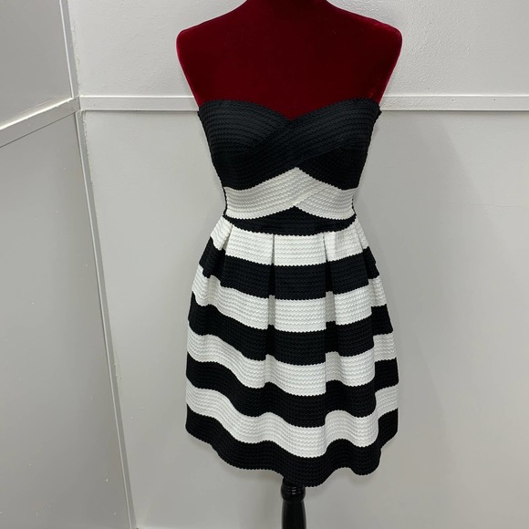 B. DARLIN STRAPLESS MINI DRESS - Picture 1 of 3